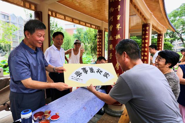 天津市联墨名家李向群向退转军人赠送书画作品。刘俊苍 摄