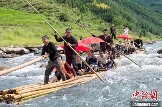 在贵州省从江县刚边壮族乡刚边村，壮族同胞在划竹排。吴德军 摄