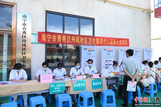 图为社区卫生服务中心为市民提供接种等服务。 记者 林浩 摄