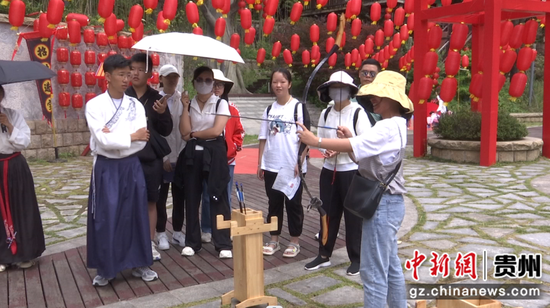 游客在梅花山景区体验“百步穿杨”。钟山区融媒体中心供图
