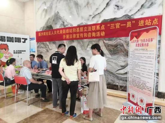 检察官为群众提供“一对一”法律宣传和咨询服务