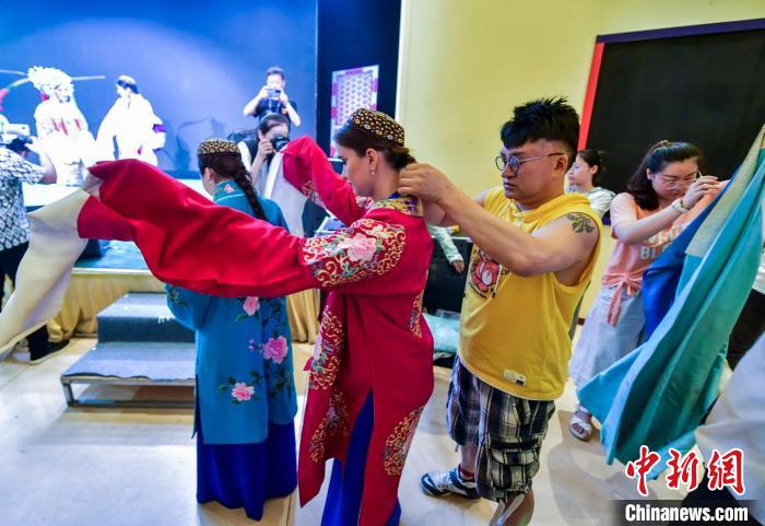 中國新疆國際民族舞蹈節：土庫曼斯坦國家舞蹈團與烏魯木齊京劇院開展文化交流活動