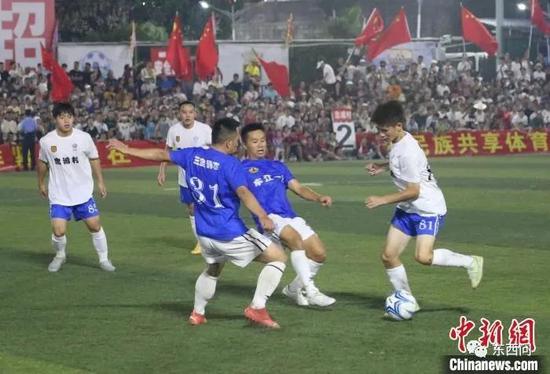 7月29日晚举行的贵州“村超”总决赛，球员在绿茵场上拼搏。张晖 摄