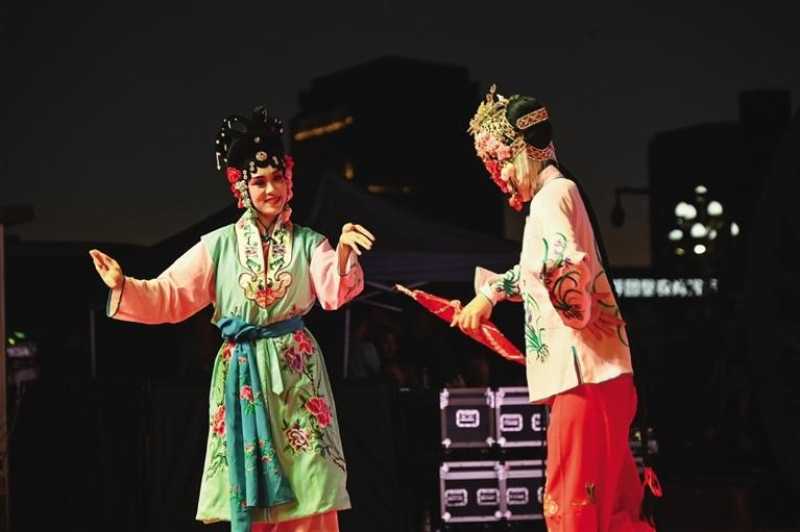 昌吉州艺术剧院演员表演的新疆曲子古装折子戏《挂画》，韵味十足。

