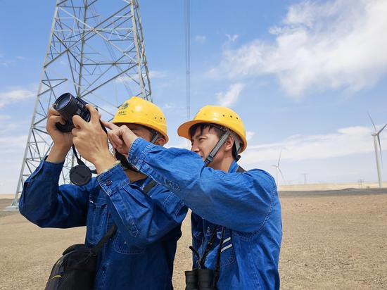 6月18日，新疆送变电公司员工巡视±1100千伏吉泉线，保障外送通道畅通。田世强 摄