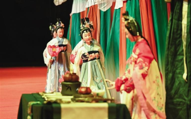 福建省龙岩市上杭县客家木偶传习中心带来的木偶表演《偶苑缤纷》，木偶在演员们的操纵下活灵活现。