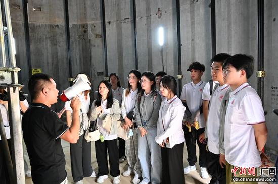 实践团听取陆上风力发电场工作人员讲解 陈贵都 摄 实践团听取陆上风力发电场工作人员讲解 陈贵都 摄