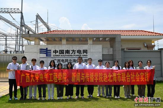 实践团在广西电网北海供电局500千伏福成变电站合影 犹渟烜 摄 实践团在广西电网北海供电局500千伏福成变电站合影 犹渟烜 摄