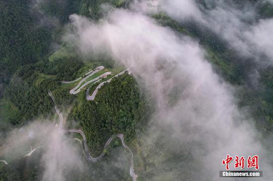 貴州江口：生態公路蜿蜒如畫