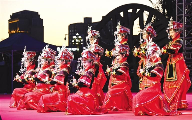 福建省宁德市畲族歌舞团的演员表演舞蹈《凤冠银光》。


