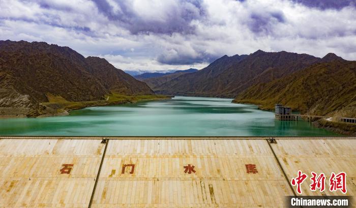 航拍新疆石門水庫：蜿蜒高山間的靜美畫卷