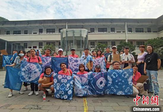台湾青年参加台胞青年千人夏令营贵州分营，展示亲手制作的非遗印染技艺作品。周燕玲 摄