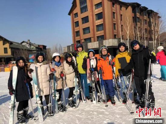 许迪(右三)与台湾青年在东北体验滑雪。受访者 供图