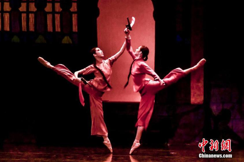 中國新疆國際民族舞蹈節閉幕 經典芭蕾舞劇《紅色娘子軍》壓軸演出
