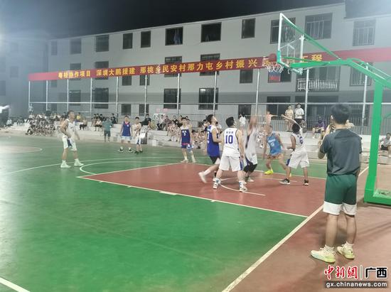 图为民安村那力屯开展篮球赛。