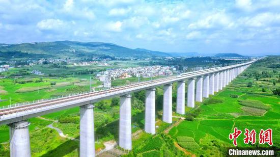8月4日，动车组列车驶过贵南高铁贵州段拉里双线特大桥。　朱贵昌 摄