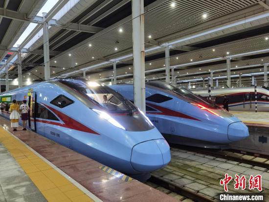 8月8日，贵南高铁贵阳至荔波段正式通车运行，图为D6171次复兴号列车准备从贵阳北站出发。　尹平摄