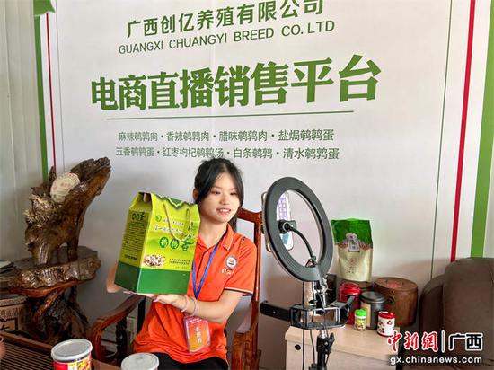 在供销社农副产品展销厅进行直播带货。李懿 摄 在供销社农副产品展销厅进行直播带货。李懿 摄