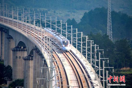 图为航拍首发列车通过拉里双线特大桥。蔡朝阳 摄