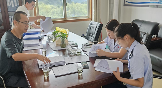 图为税务干部点对点上门辅导企业。李君 摄