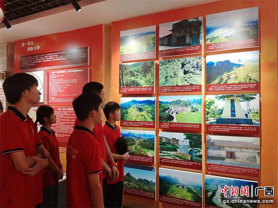 实践团同学们在环江毛南族博物馆的革命陈列馆参观。蕾蕾 黄晶晶 摄影报道