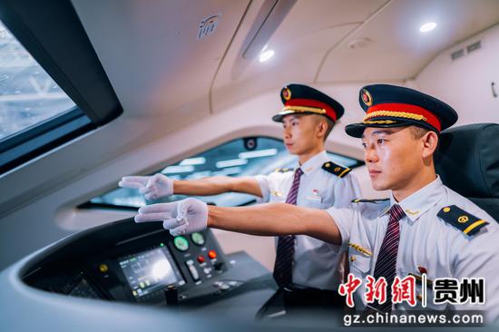 图右为贵阳机务段动车司机祁庆森。蒙语摄