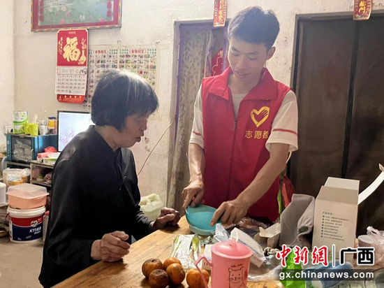 工作人员培训老人使用适老化产品 工作人员培训老人使用适老化产品