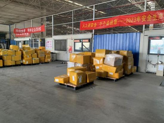 邮件货物准备交运。天津货运航空供图