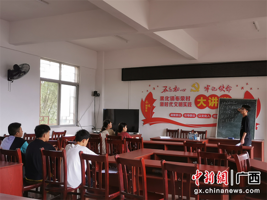 果化鎮布榮村大學生在暑假班輔導小升初學生學習