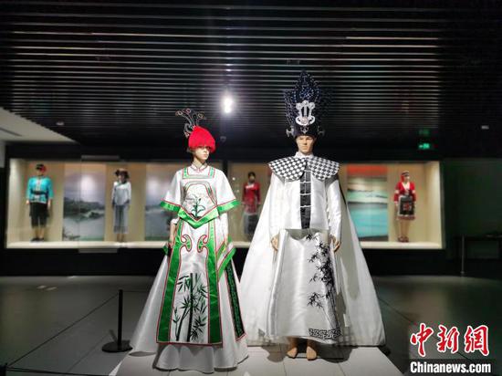 中国仡佬族服饰文化展8日在贵阳开展，图为展出的服饰。主办方供图