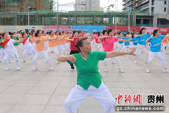 (3)2023年8月8日，清镇市人民广场。图为启动仪式上健身爱好者们在表演八段锦。任芳靓 摄