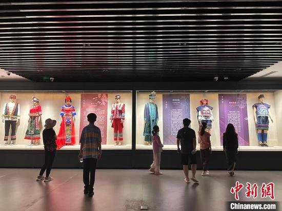 中国仡佬族服饰文化展8日在贵阳开展，图为公众参观展览。主办方供图
