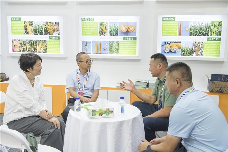 8月6日，2023中国新疆（昌吉）种子展示交易会暨种业发展论坛展示交易区，客商在洽谈。 　　通讯员 何龙 摄

