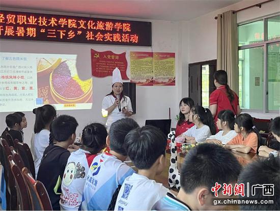 宫斐老师为小朋友们讲解“五色糯米饭”。苏月 王欣 黄竣勇 摄影报道 宫斐老师为小朋友们讲解“五色糯米饭”。苏月 王欣 黄竣勇 摄影报道
