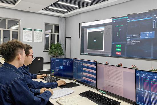 国网交河集控站运维人员通过一键顺控技术远程执行新变电站送电操作。