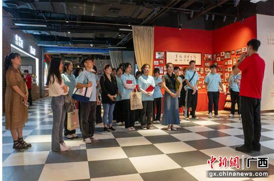 实践团成员认真聆听讲解。苏月 王欣 黄竣勇 摄影报道 实践团成员认真聆听讲解。苏月 王欣 黄竣勇 摄影报道