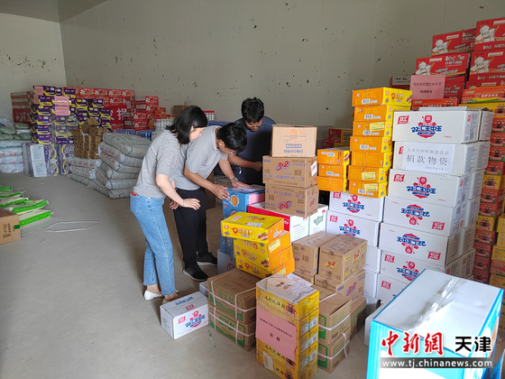 天津市侨商会组织会员企业捐赠抗洪抢险物资