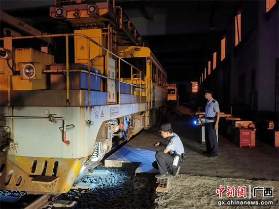 图为民警夜间对铁路设施设备开展安全巡逻。樊鸿洋  摄