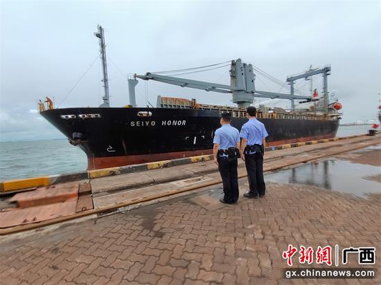 边检民警靠前做好接船服务 边检民警靠前做好接船服务