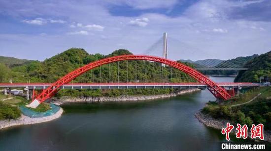 图为贵州花鱼洞大桥。唐哲 摄