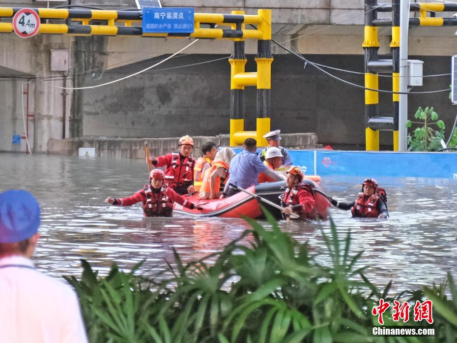广西南宁突降暴雨出现内涝 多部门驾船转移被困人员