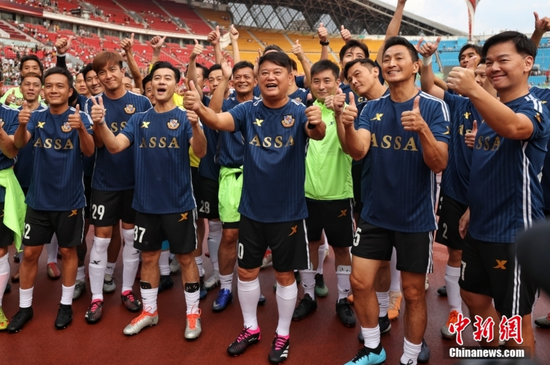 图为赛前香港明星足球队合影。