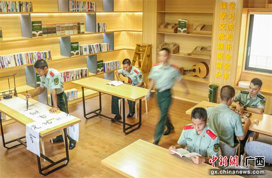 新兵在强军书屋内进行文娱活动。刘中海 
 摄