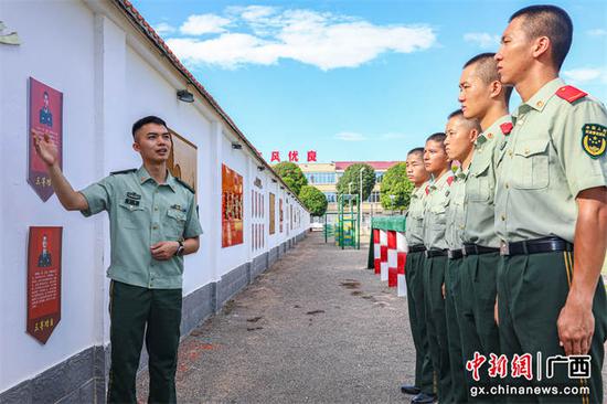 指导员带领新兵参观中队文化墙。刘中海 
 摄