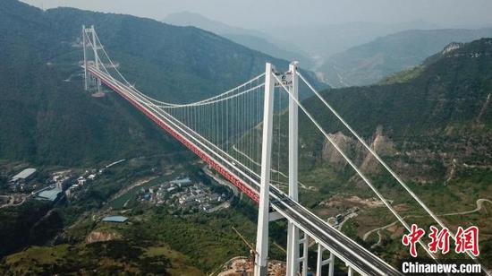 资料图：远眺赤水河红军大桥。中新网记者瞿宏伦摄
