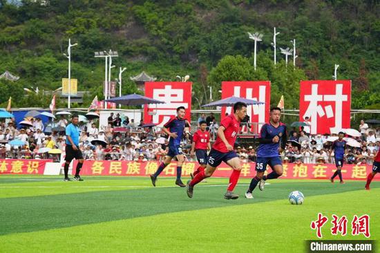 图为香港明星足球队与贵州榕江村民足球队在进行友谊赛。韦贵金摄
