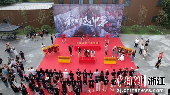 开拍现场。练市镇供图