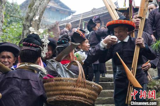 图为贵州省台江县苗族同胞进行“祭桥”仪式。台江融媒供图