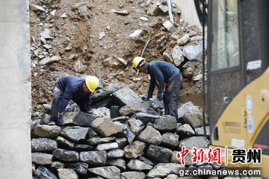 工人们正在亮江桥施工