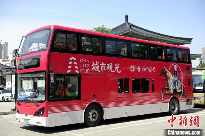 6月，西安城市觀光車“博物館號”載游客啟程?！「咪?攝